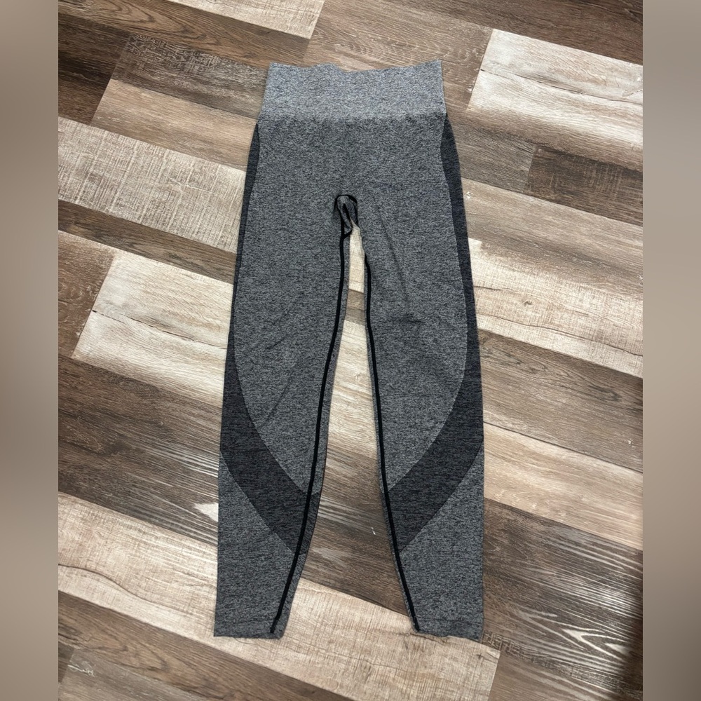 Grey and black high-waisted sportswear leggings #fitness